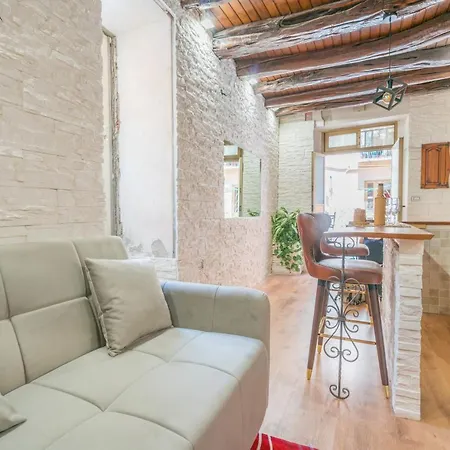 Ginepro - Villanova - Cortile Con In Centro *