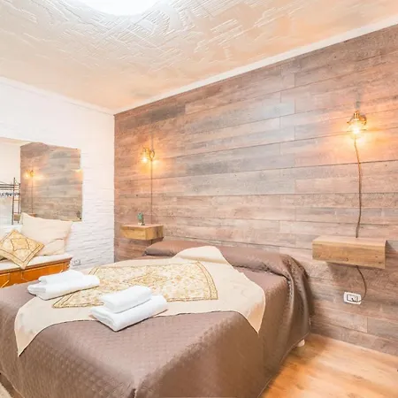 Ginepro - Villanova - Cortile Con In Centro *
